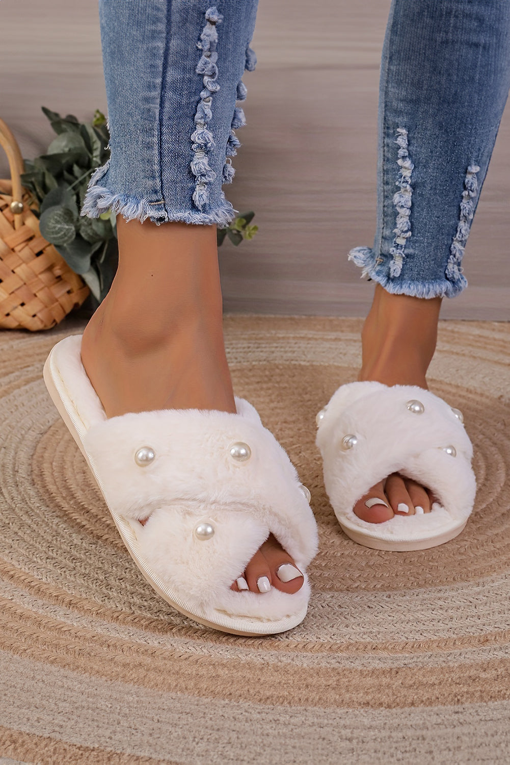 White Pearl Decor Criss Cross Plush Slippers 🇺🇸