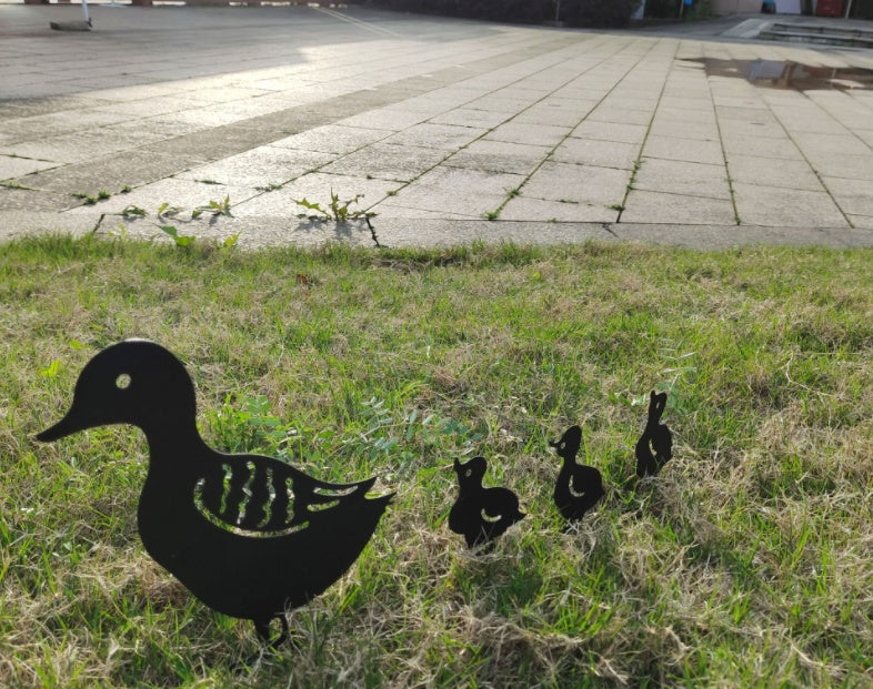 New Garden Decoration Iron Duck Family Grass Garden Decoration Metal Hollow Garden Decoration 🇨🇳