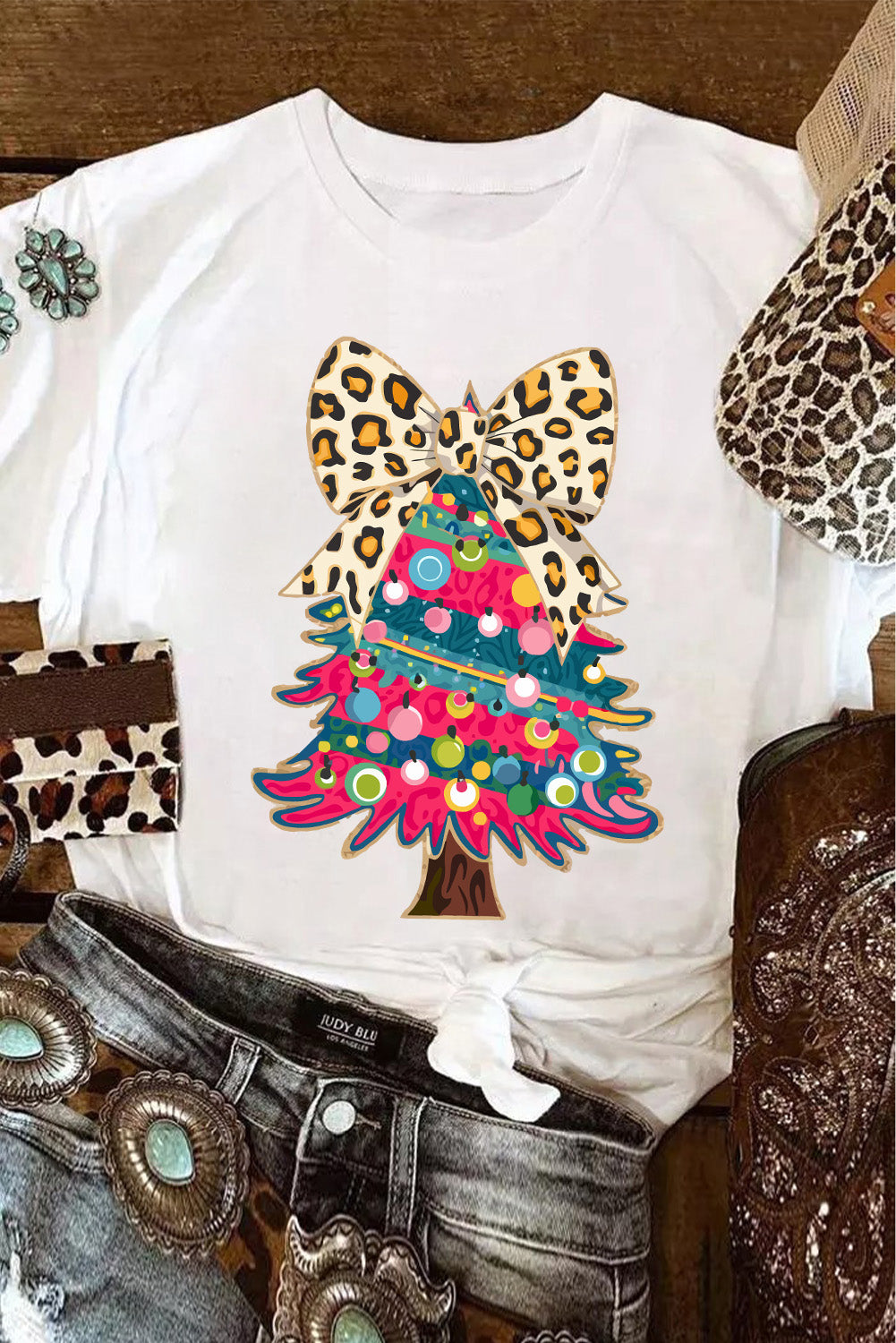 White Leopard Bow Décor Christmas Tree Graphic Crew Neck Tee 🇺🇸