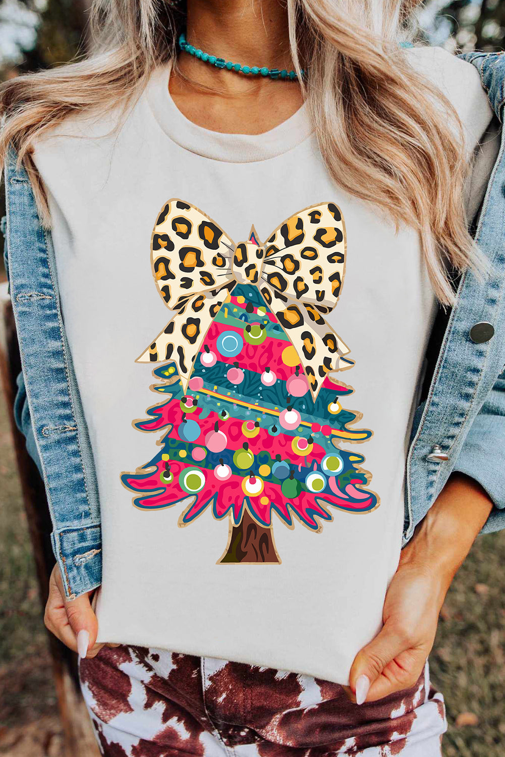 White Leopard Bow Décor Christmas Tree Graphic Crew Neck Tee 🇺🇸