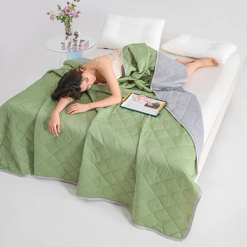 Grade A Cooling Blanket: Soft, breathable, king/queen size, summer lightweight cool comforter 🇨🇳