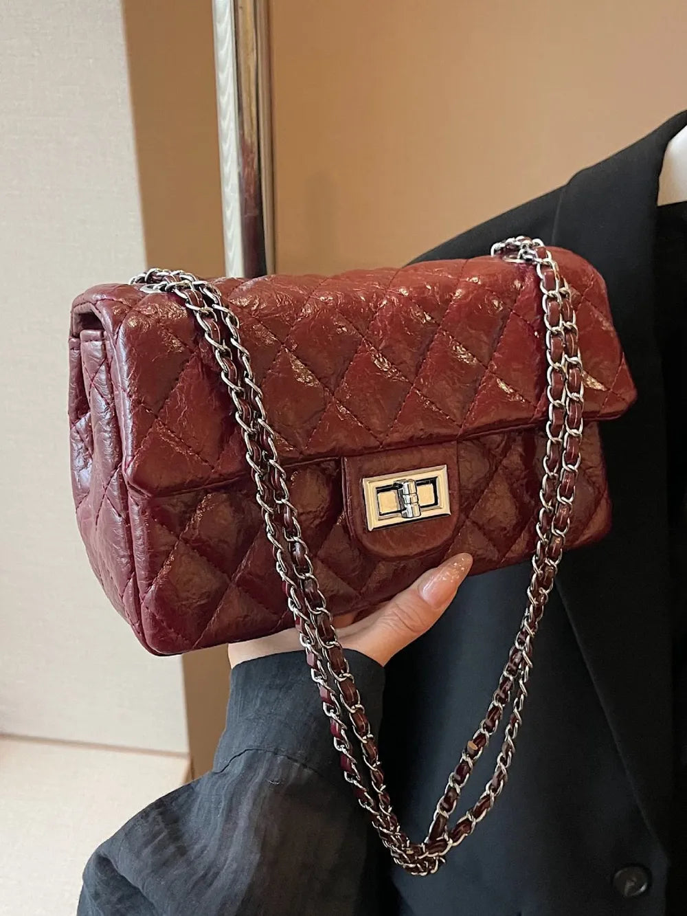 Rhombus Twist-Lock Shoulder Bag 🇨🇳