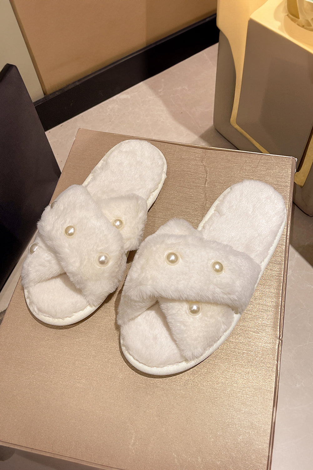White Pearl Decor Criss Cross Plush Slippers 🇺🇸