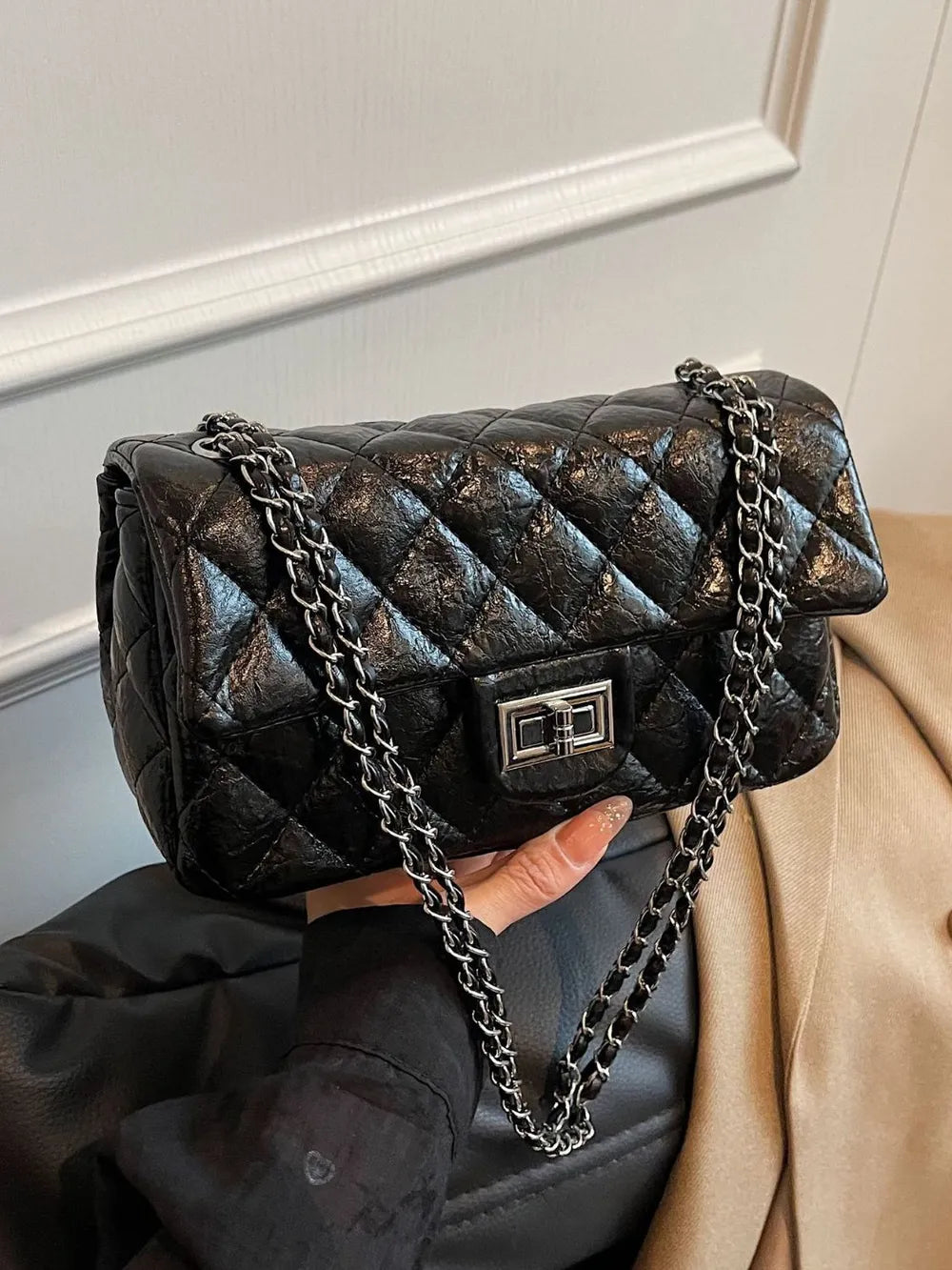 Rhombus Twist-Lock Shoulder Bag 🇨🇳