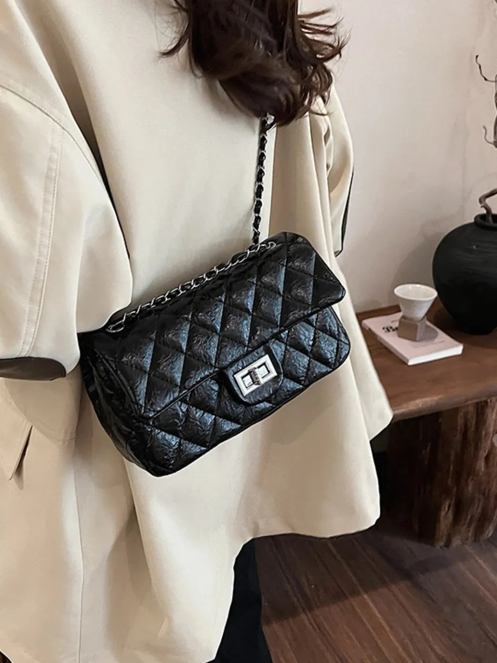 Rhombus Twist-Lock Shoulder Bag 🇨🇳