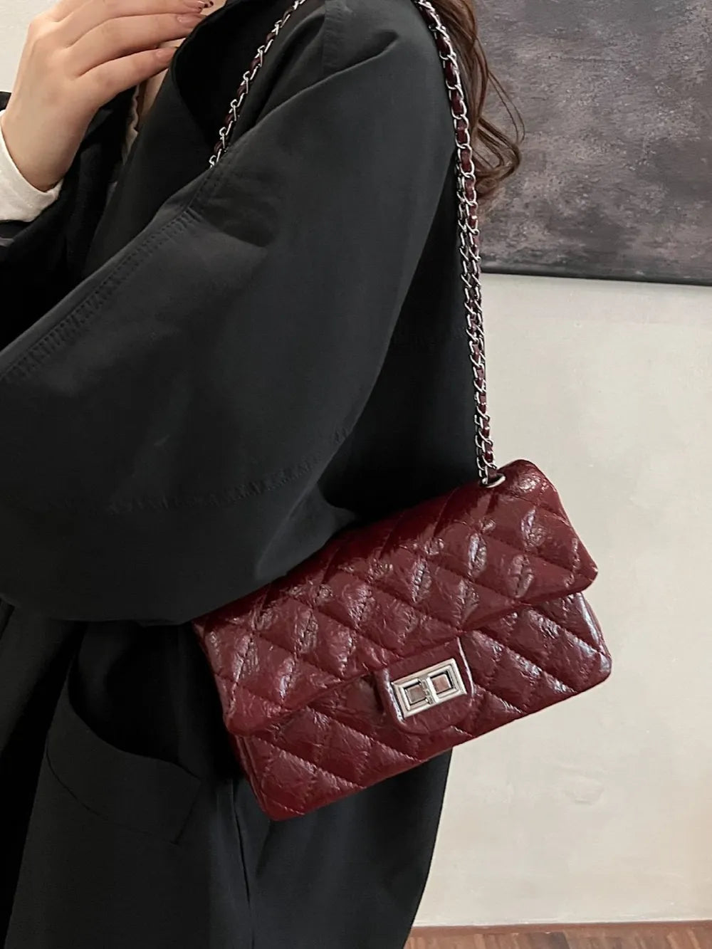 Rhombus Twist-Lock Shoulder Bag 🇨🇳