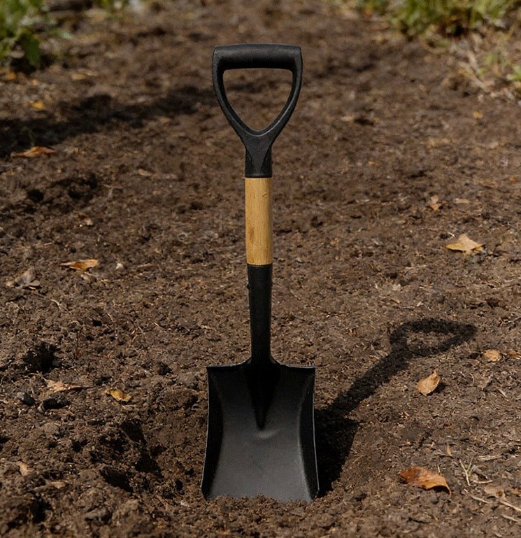 27 Inch Garden Shovel with D Grip Square Border Spade Digging Spade Garden Spade Large Tred Garden Tools 🇬🇧
