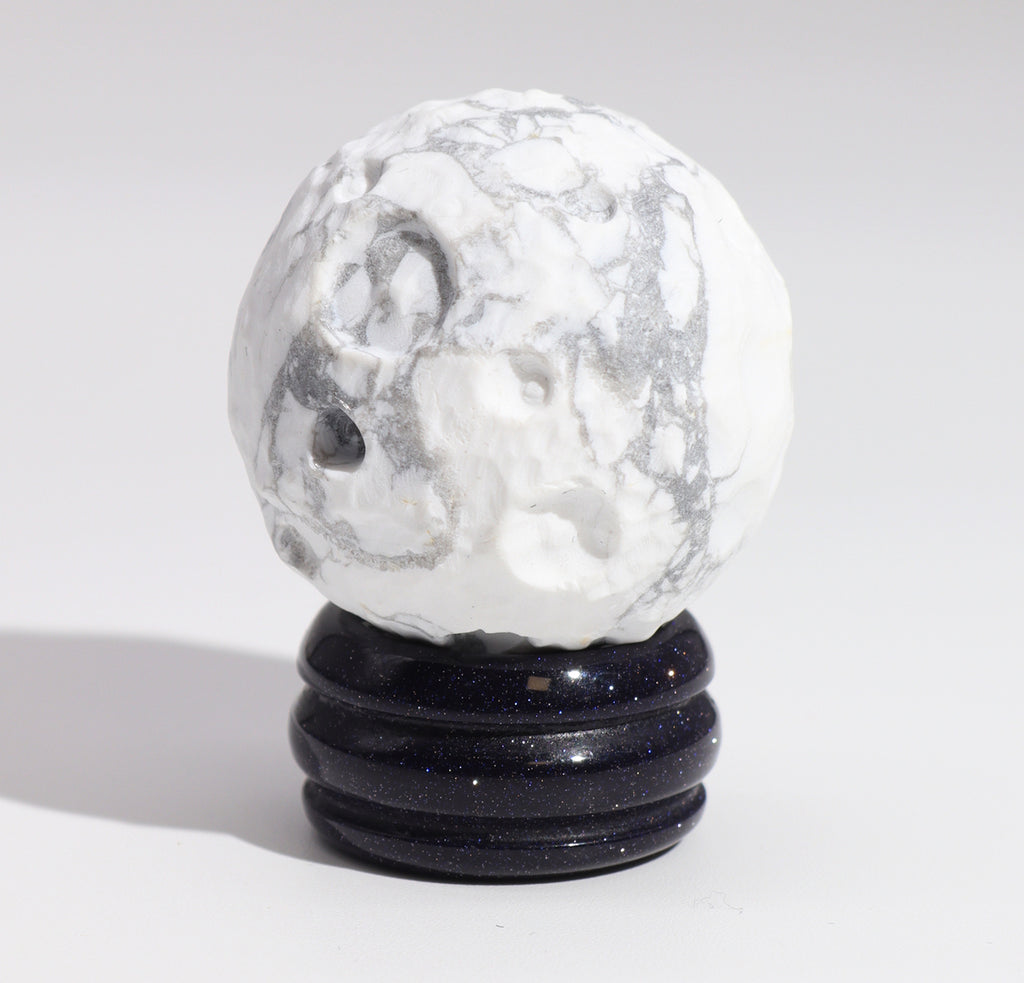 White Howlite Planet on a Sola Goldstone Stand (MOON) 🇬🇧