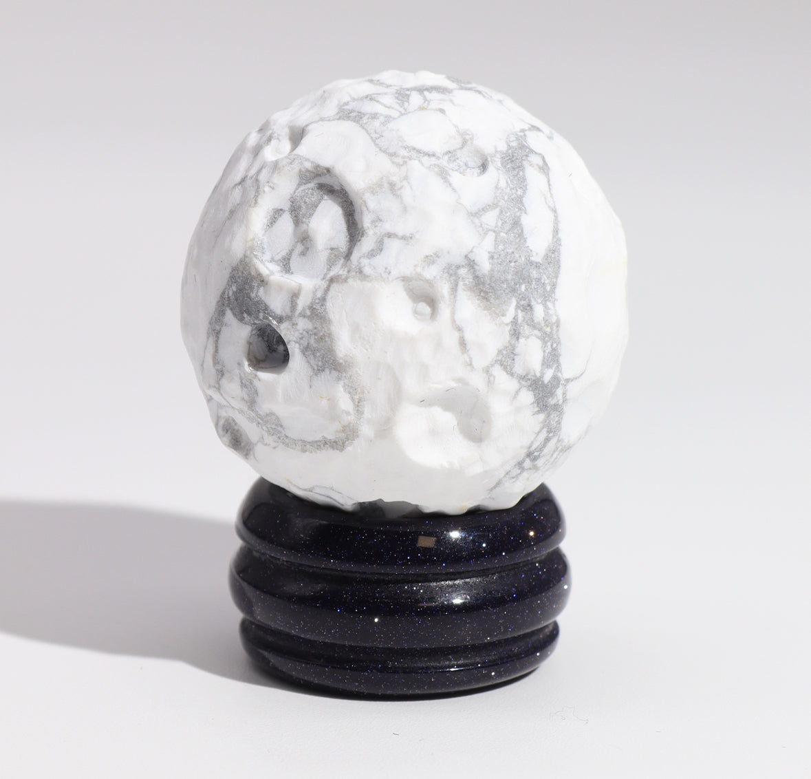 White Howlite Planet on a Sola Goldstone Stand (MOON) 🇬🇧