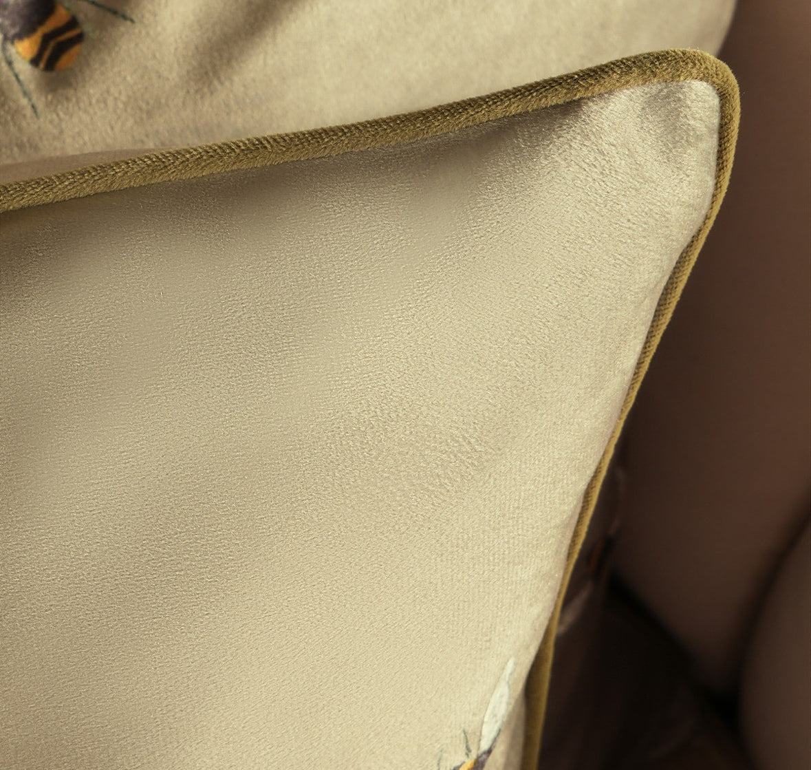 Matte Velvet Bee Print Cushion Covers 🇬🇧