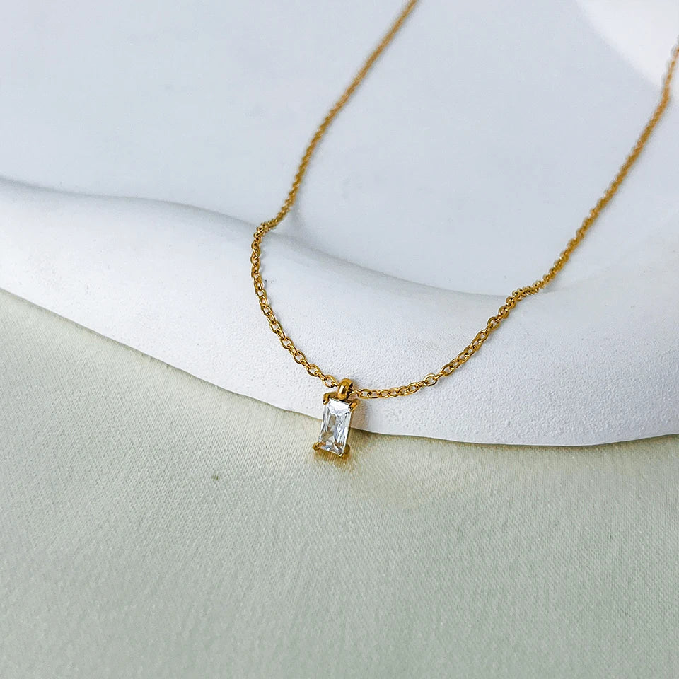 Elegant Rectangular Zirconia Pendant Necklace – Gold & Silver 🇬🇧