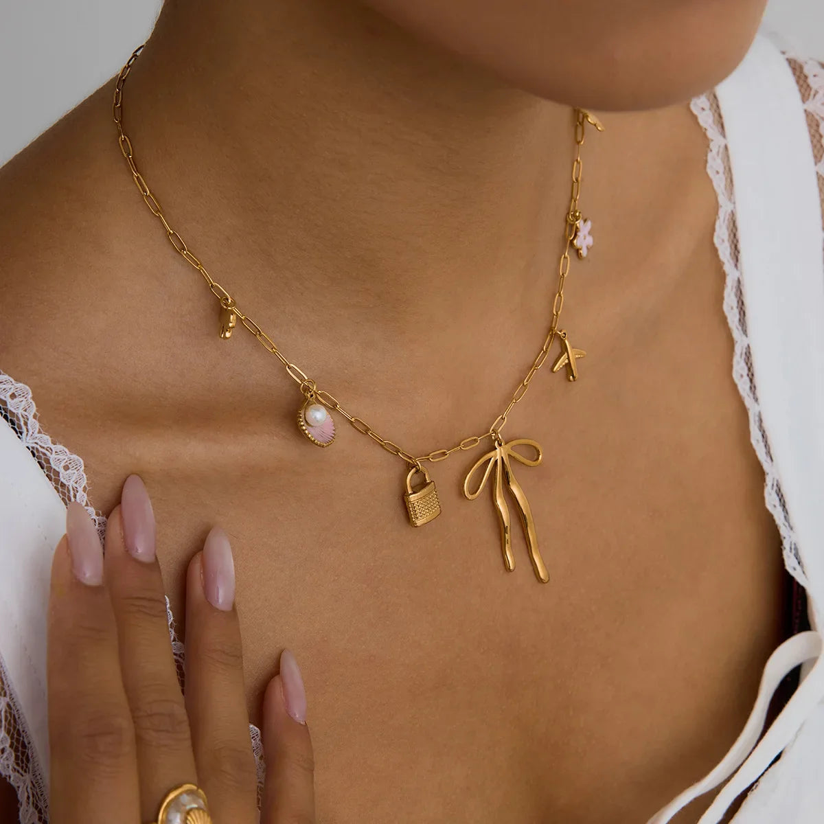 Charm Bow Necklace 🇬🇧
