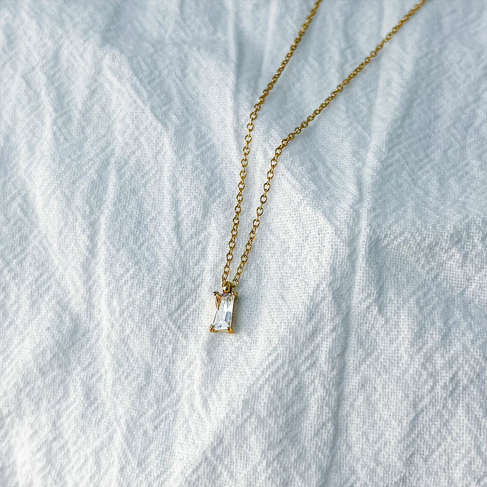Elegant Rectangular Zirconia Pendant Necklace – Gold & Silver 🇬🇧