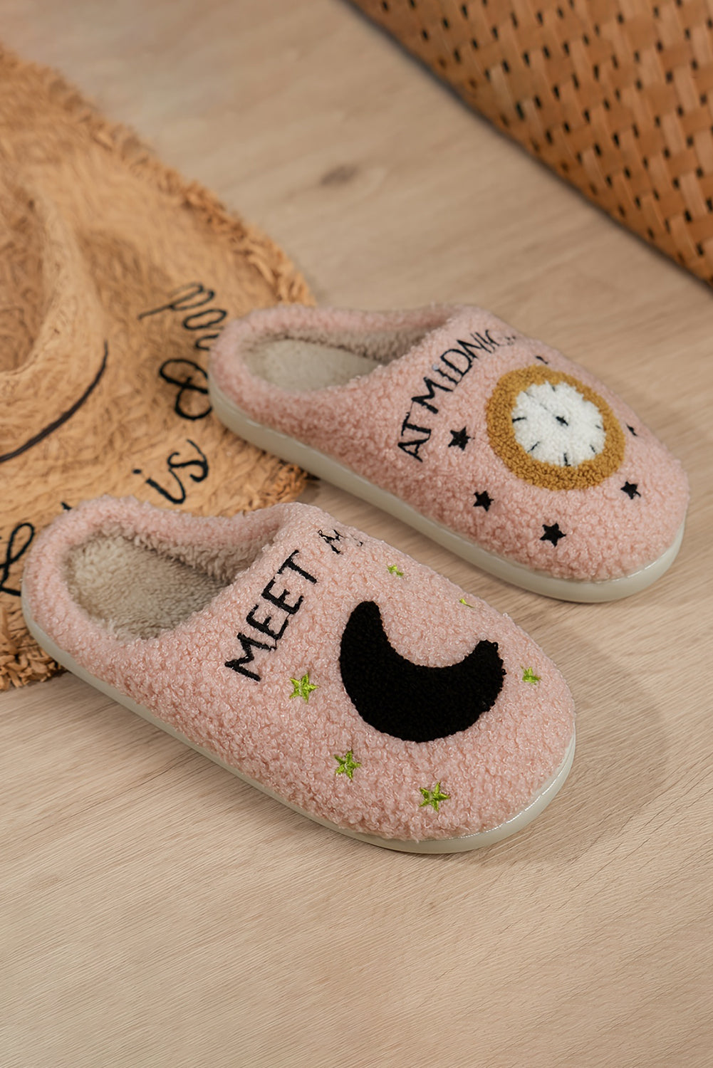 Light Pink Moon & Clock Pattern Fuzzy Home Slippers 🇨🇳