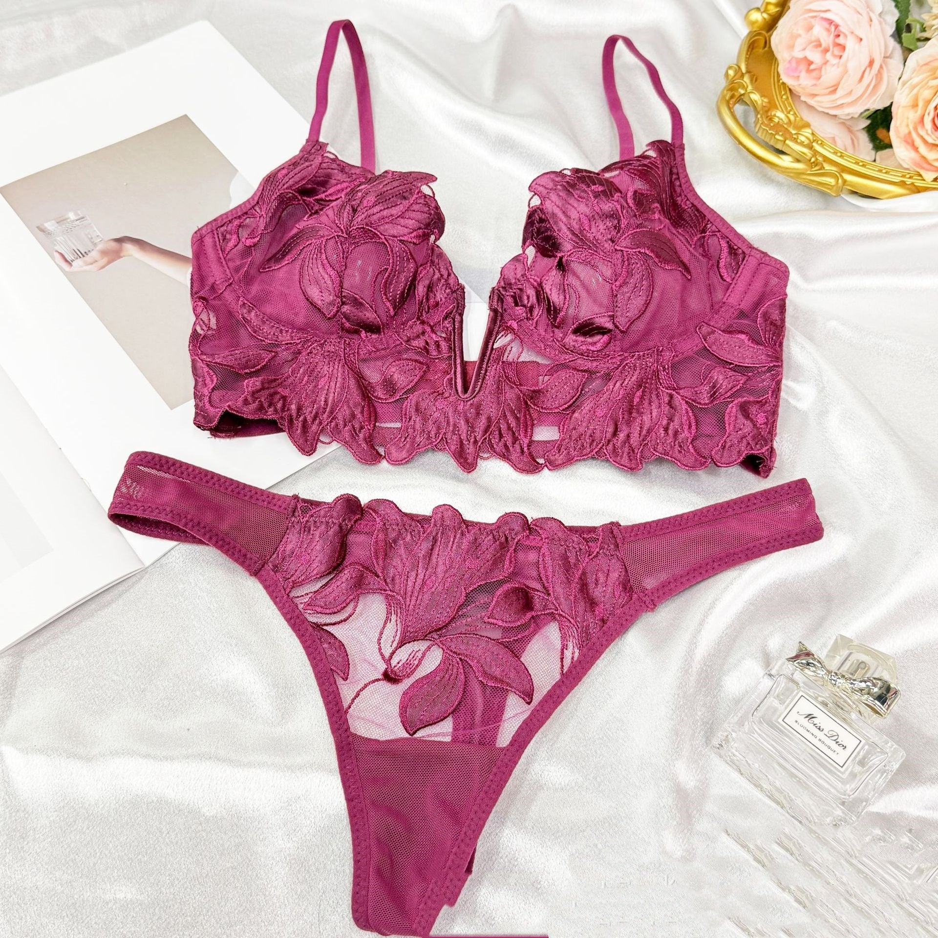 Lingerie With A Deep V-neck And Intricate Embroidery 🇨🇳