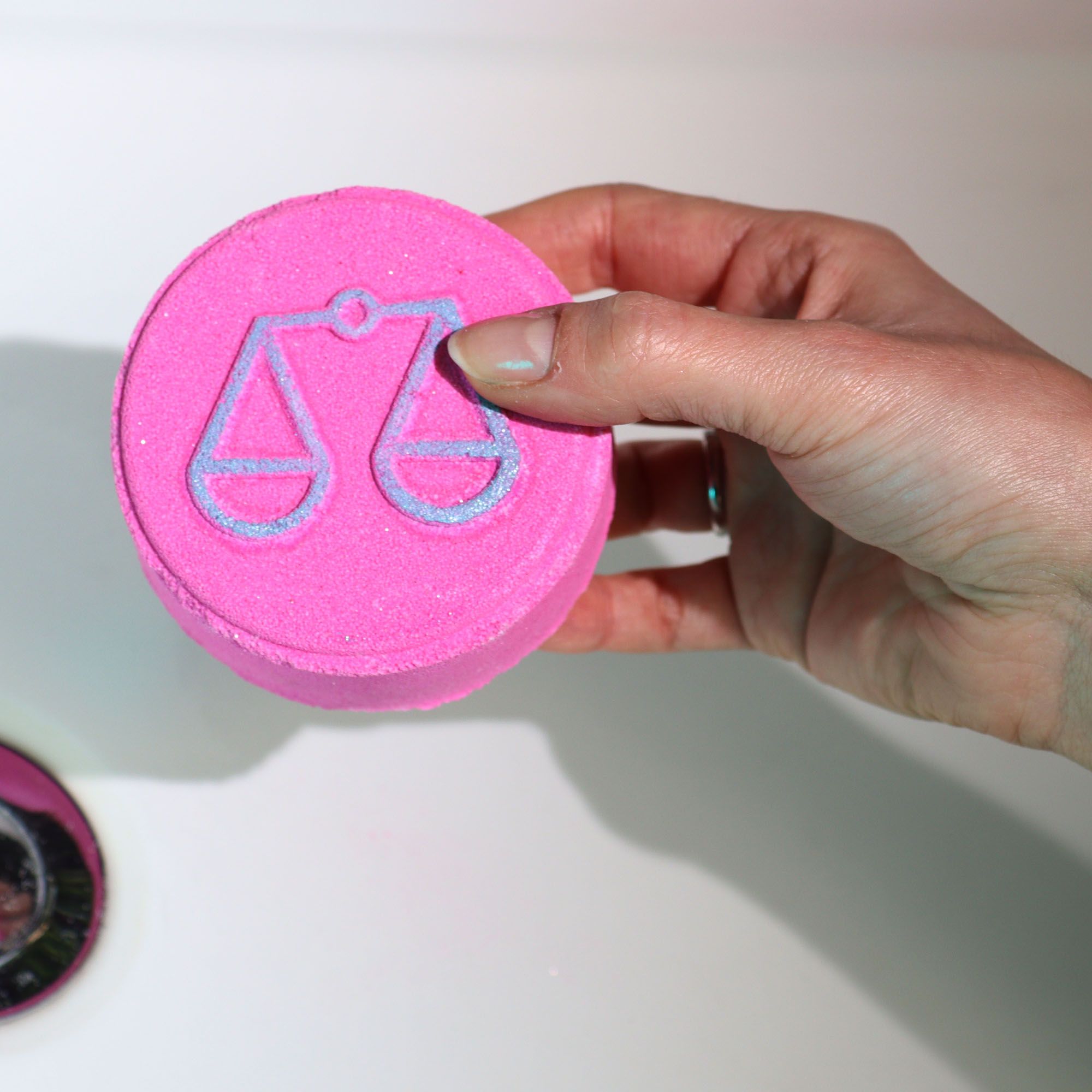 Set of Zodiac Bath Fizzers with Horoscope - Libra 🇬🇧