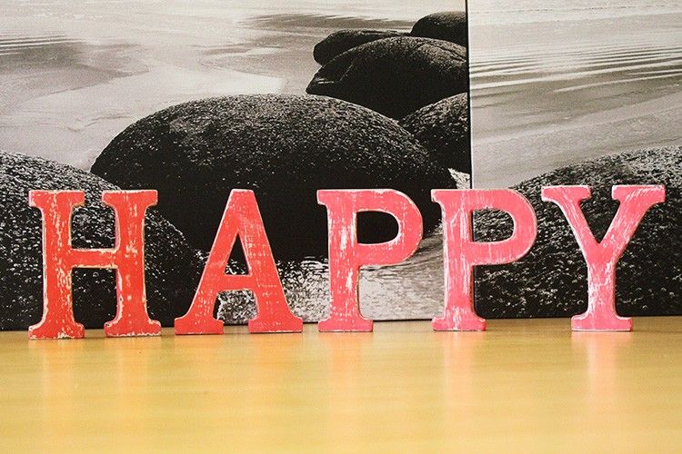 Shabby Chic Letters Red Wash  - HAPPY 🇬🇧
