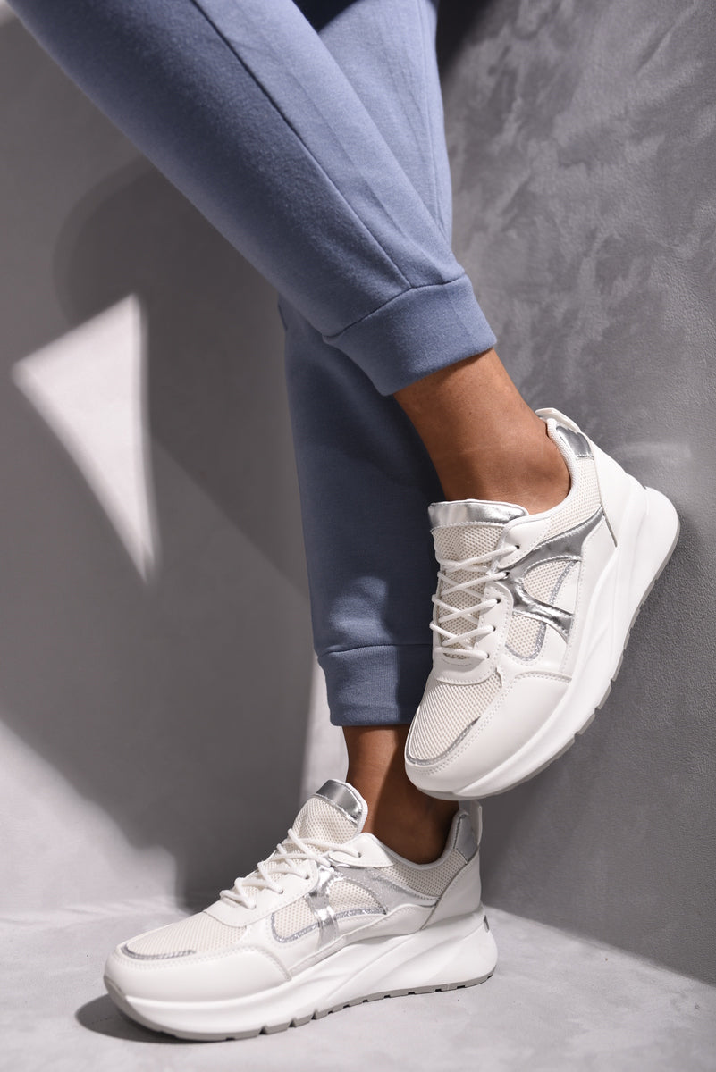 Low-Top Lace-Up Trainers 🇬🇧