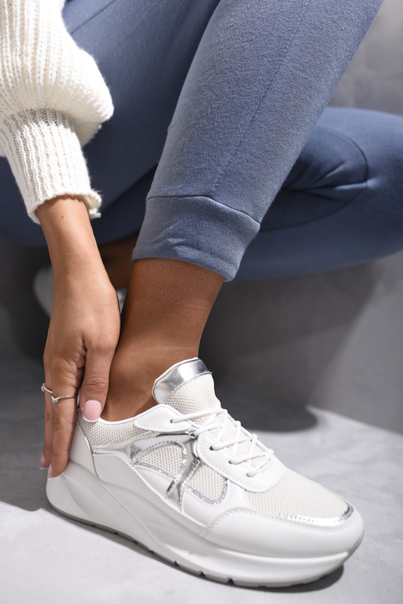 Low-Top Lace-Up Trainers 🇬🇧