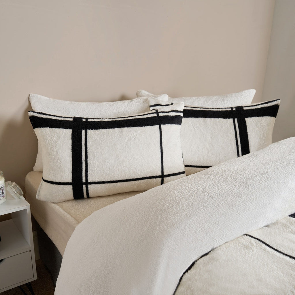 Oakley Grid Teddy Duvet Cover Set - Natural/Black 🇬🇧