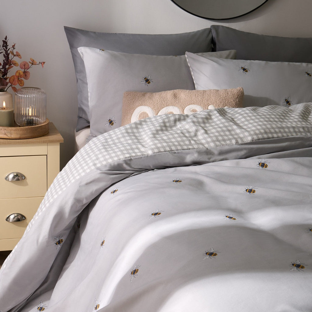 Bee Print Reversible Gingham Duvet Cover Set 🐝🇬🇧