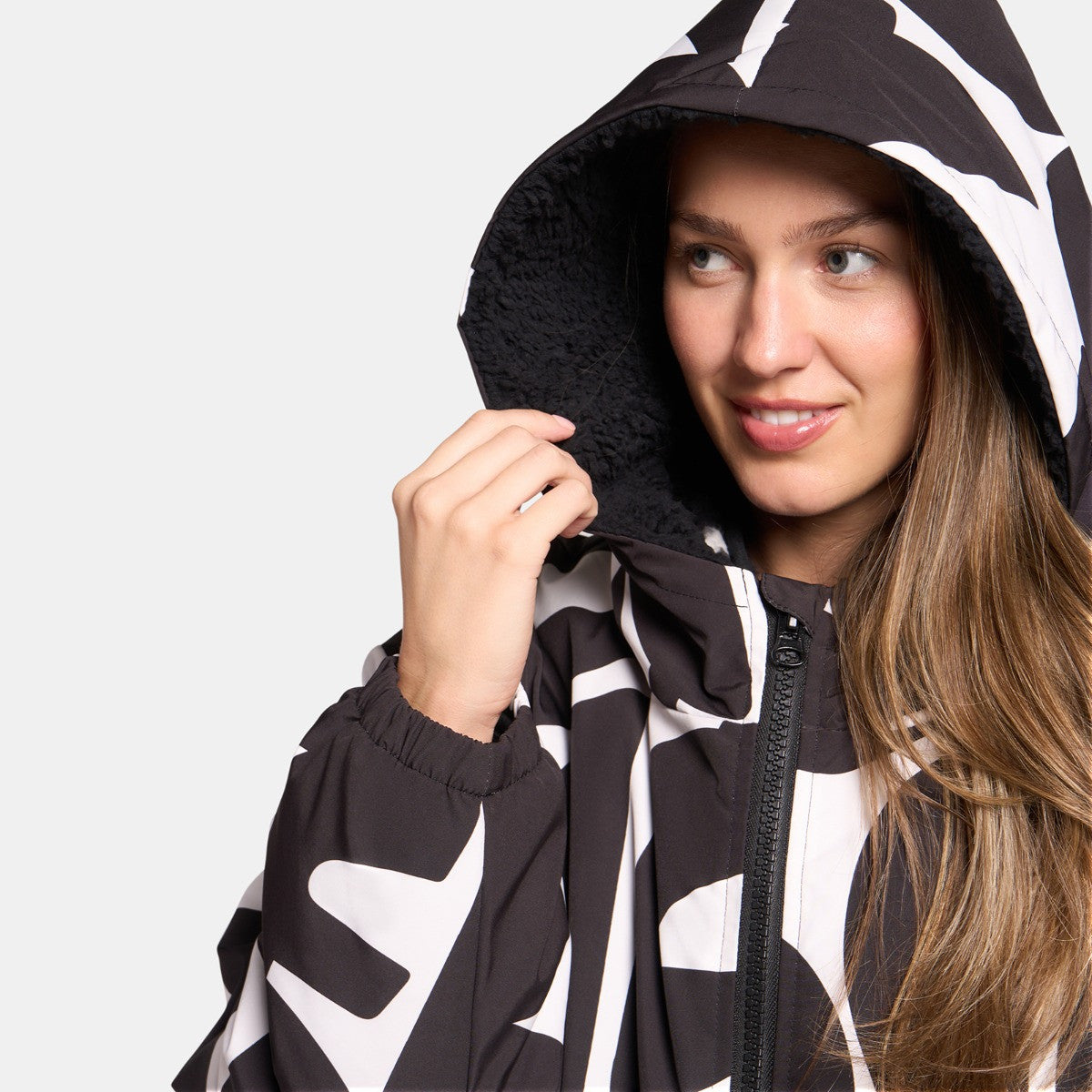 Adults Water Resistant Geometric Print Sherpa Drying Robe - Monochrome 🇬🇧