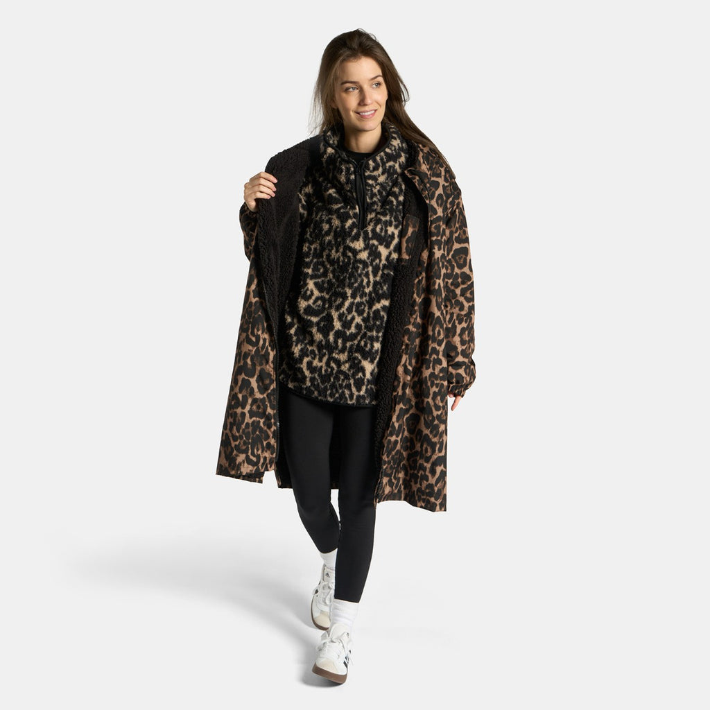 Adults Water Resistant Leopard Print Sherpa Drying Robe - Natural 🇬🇧