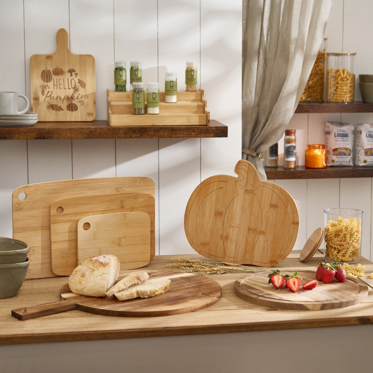Wooden Pumpkin Serving Board - Natural 🇬🇧