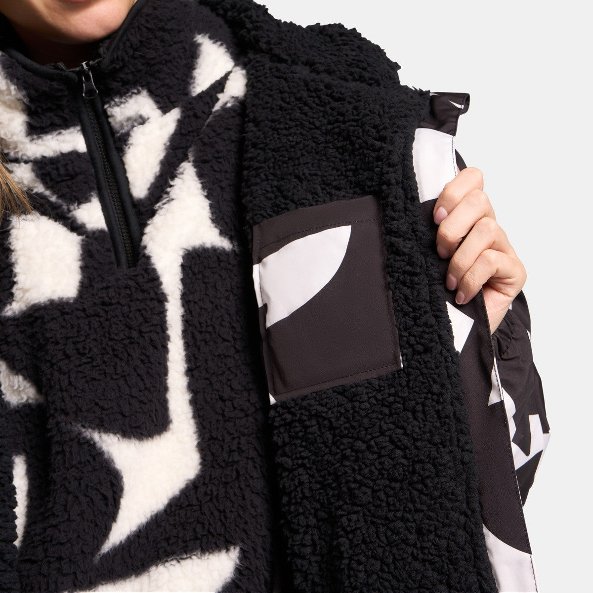 Adults Water Resistant Geometric Print Sherpa Drying Robe - Monochrome 🇬🇧