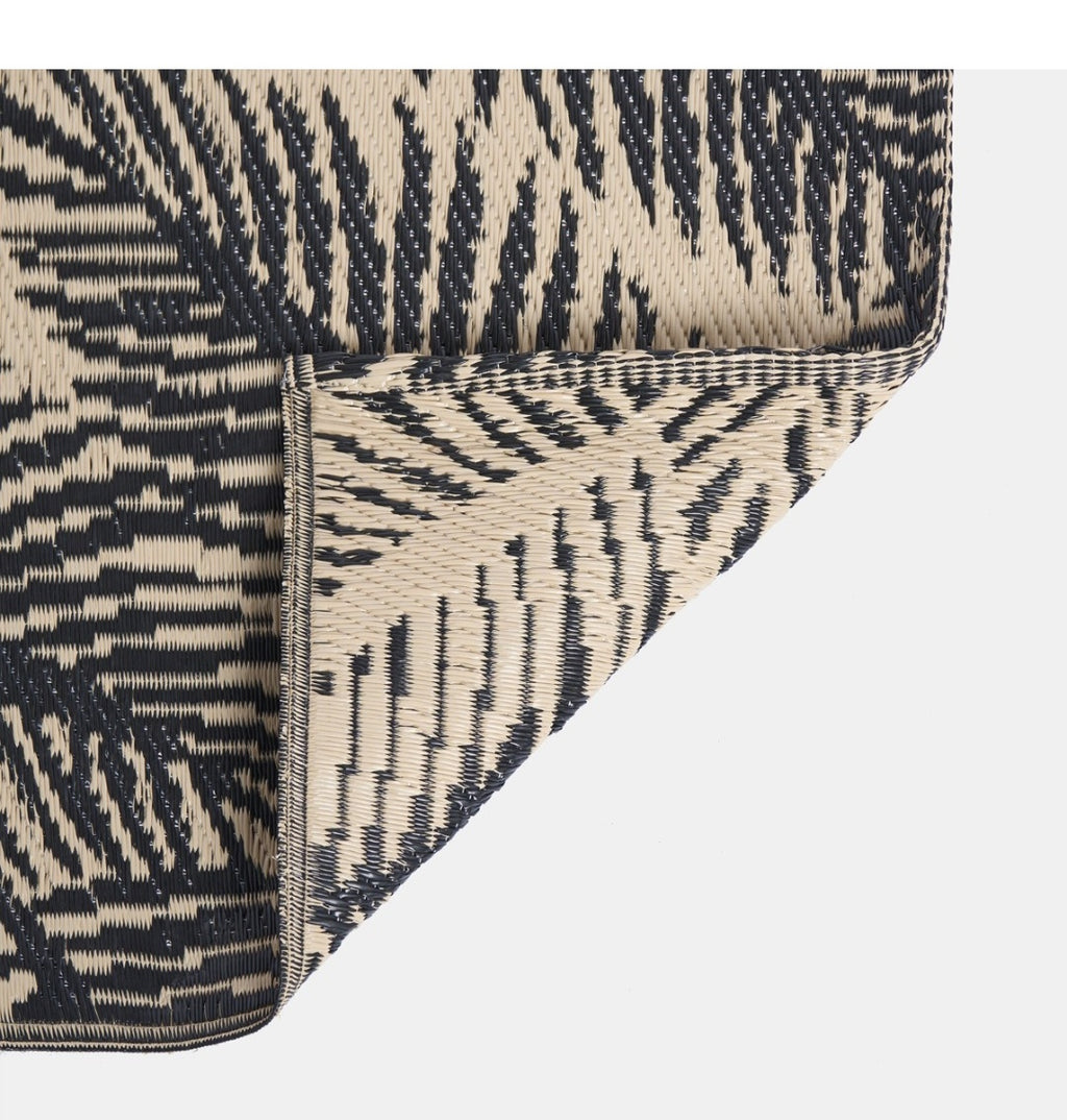 Outdoor Leaf Print Rug, 120cm x 170cm - Monochrome 🇬🇧