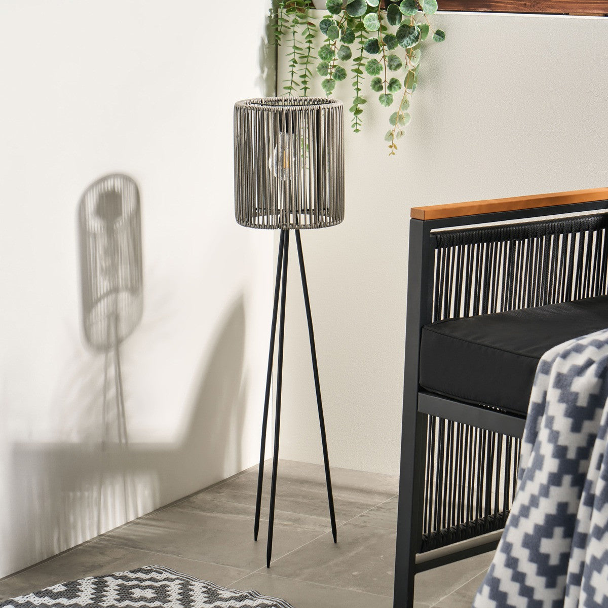 Solar Rattan Floor Lamp 🇬🇧