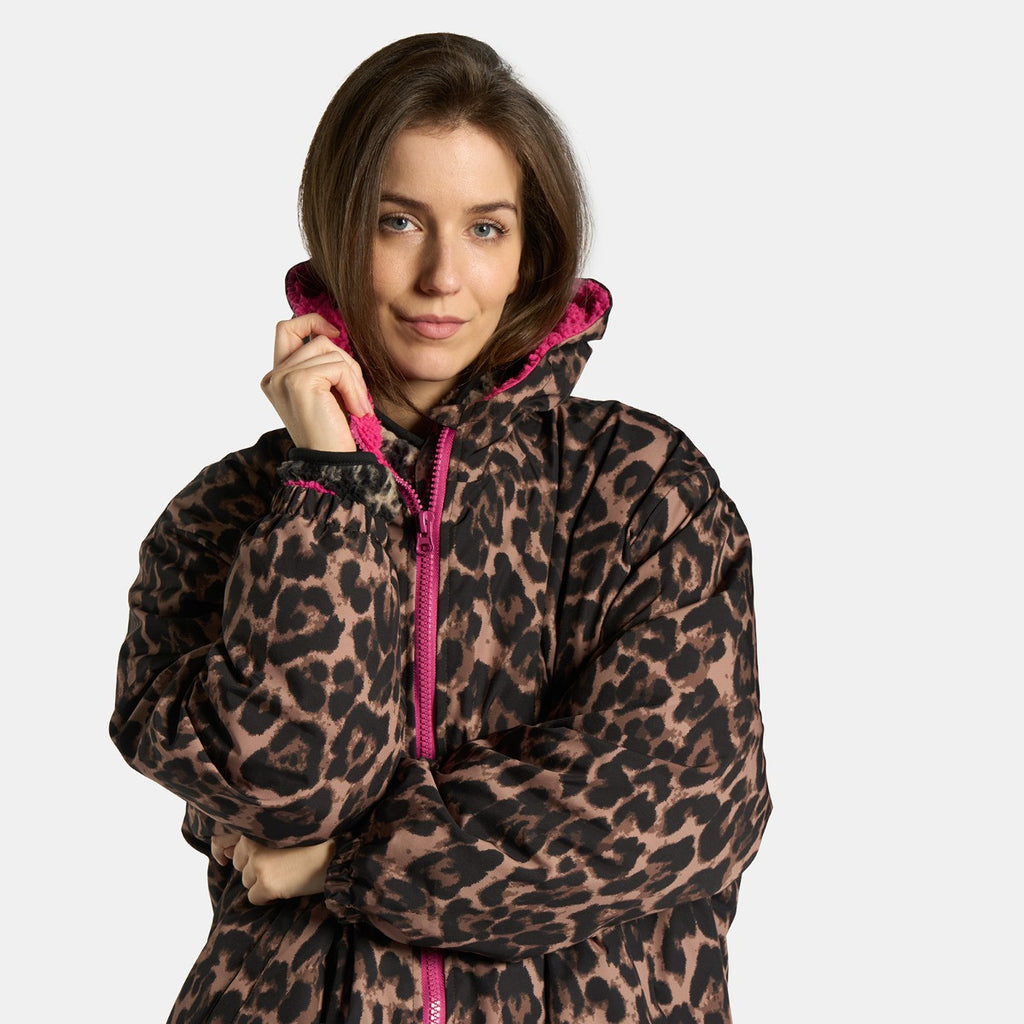 Adults Water Resistant Leopard Print Sherpa Drying Robe - Natural/Pink 🇬🇧