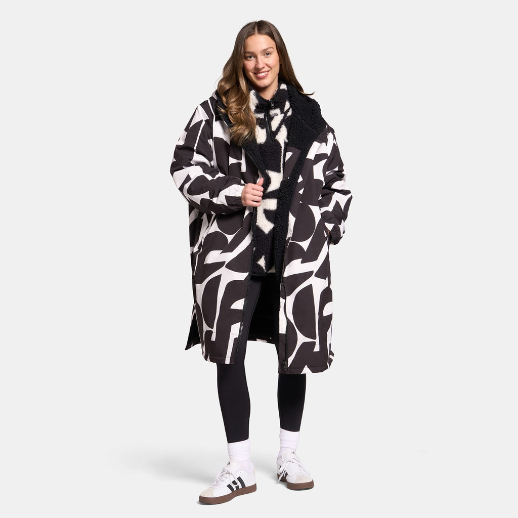 Adults Water Resistant Geometric Print Sherpa Drying Robe - Monochrome 🇬🇧