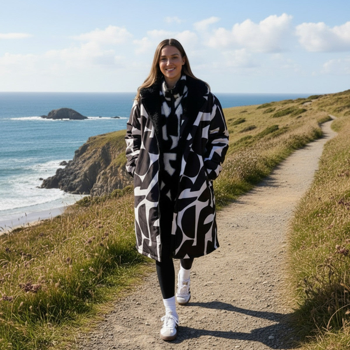 Adults Water Resistant Geometric Print Sherpa Drying Robe - Monochrome 🇬🇧