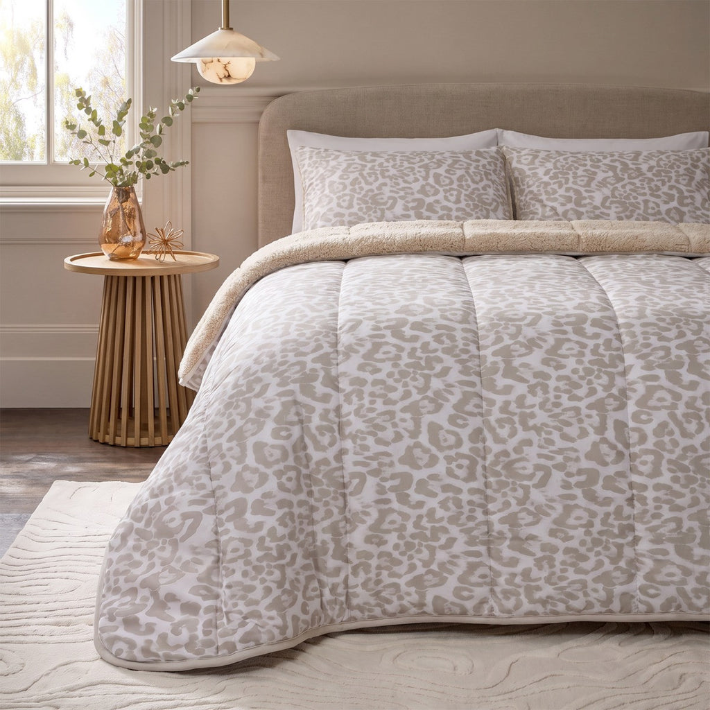 Leopard Print Coverless Sherpa Fleece 10.5 Tog Duvet Set - Stone 🇬🇧