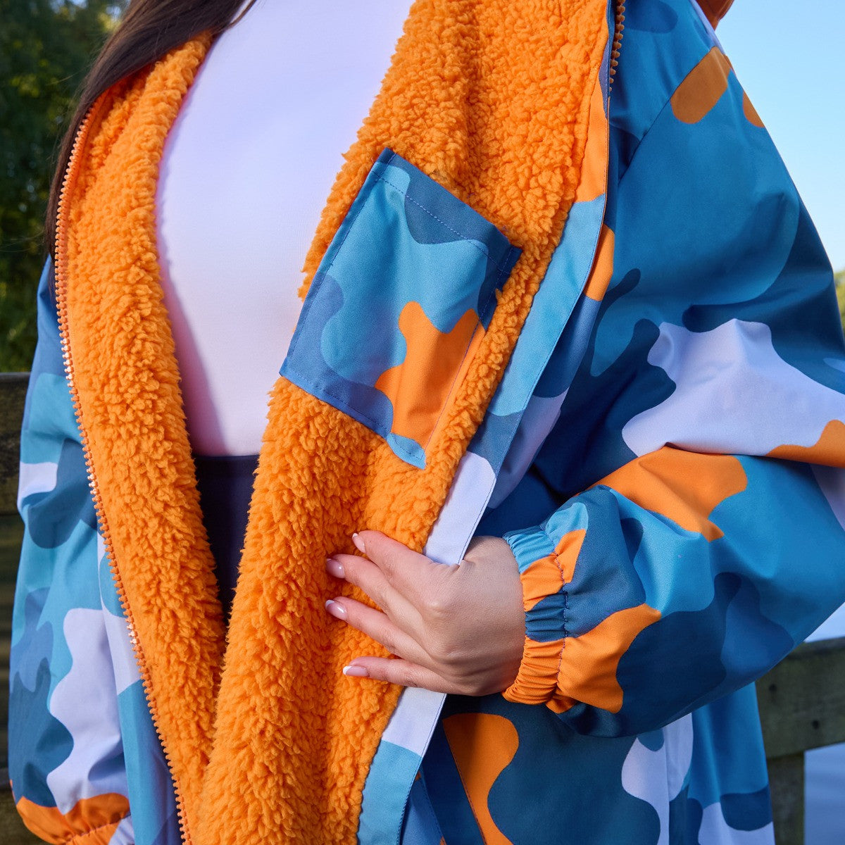 Adults Water Resistant Camo Sherpa Drying Robe - Blue/Orange 🇬🇧
