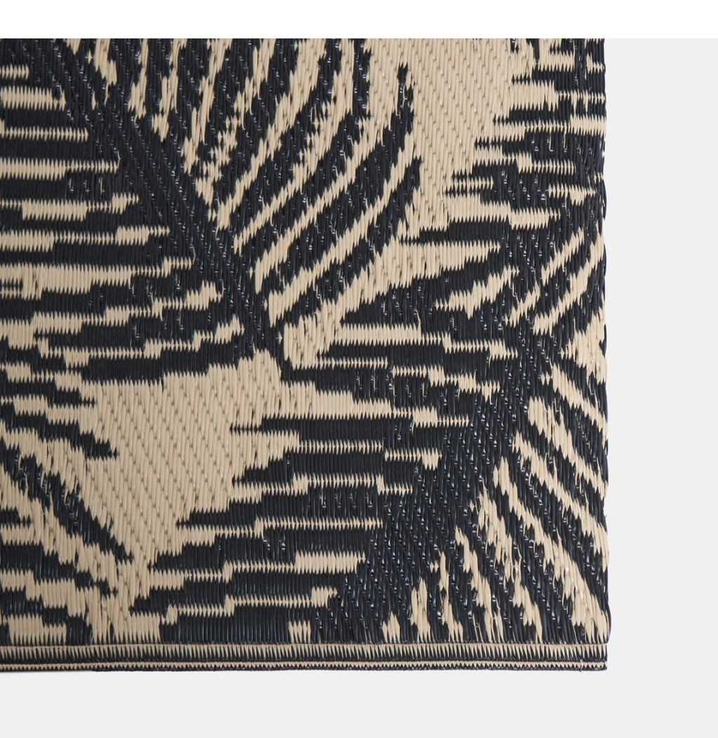 Outdoor Leaf Print Rug, 120cm x 170cm - Monochrome 🇬🇧