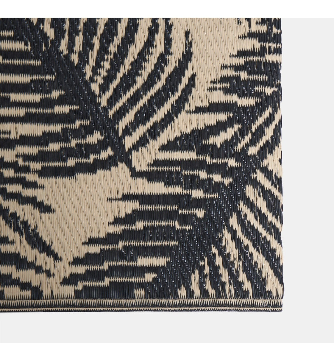 Outdoor Leaf Print Rug, 120cm x 170cm - Monochrome 🇬🇧