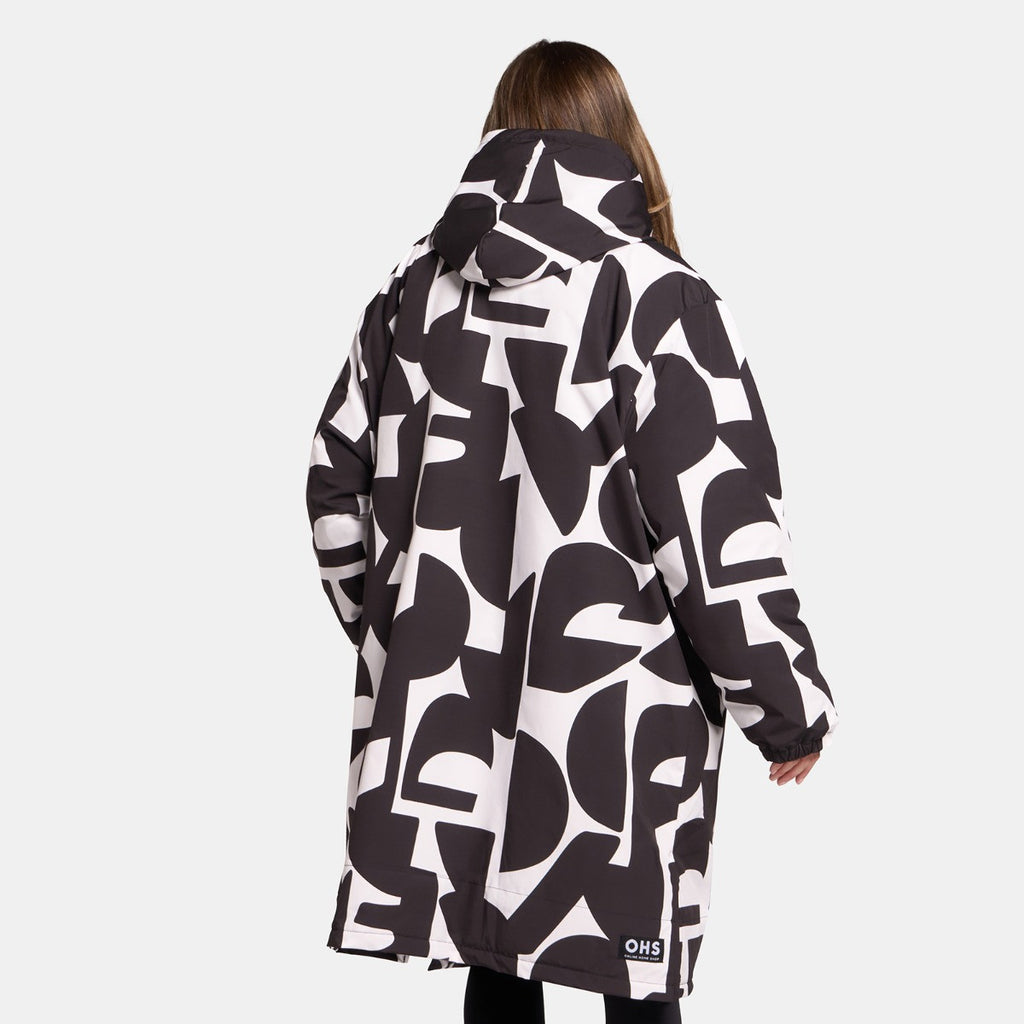 Adults Water Resistant Geometric Print Sherpa Drying Robe - Monochrome 🇬🇧