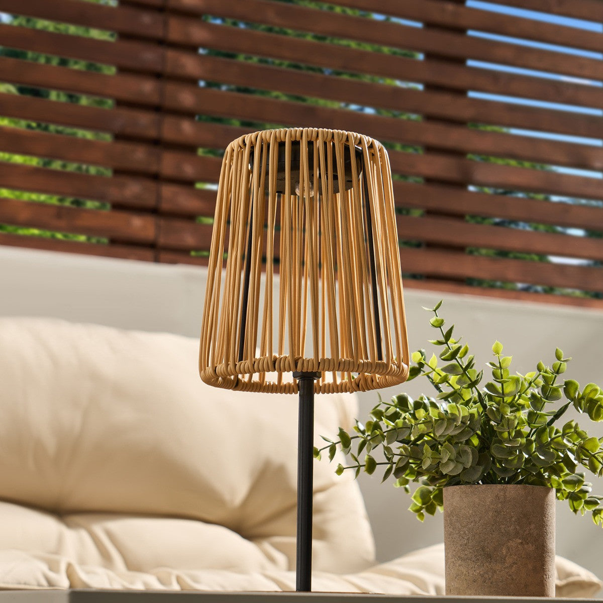 Solar Rattan Table Lamp 🇬🇧