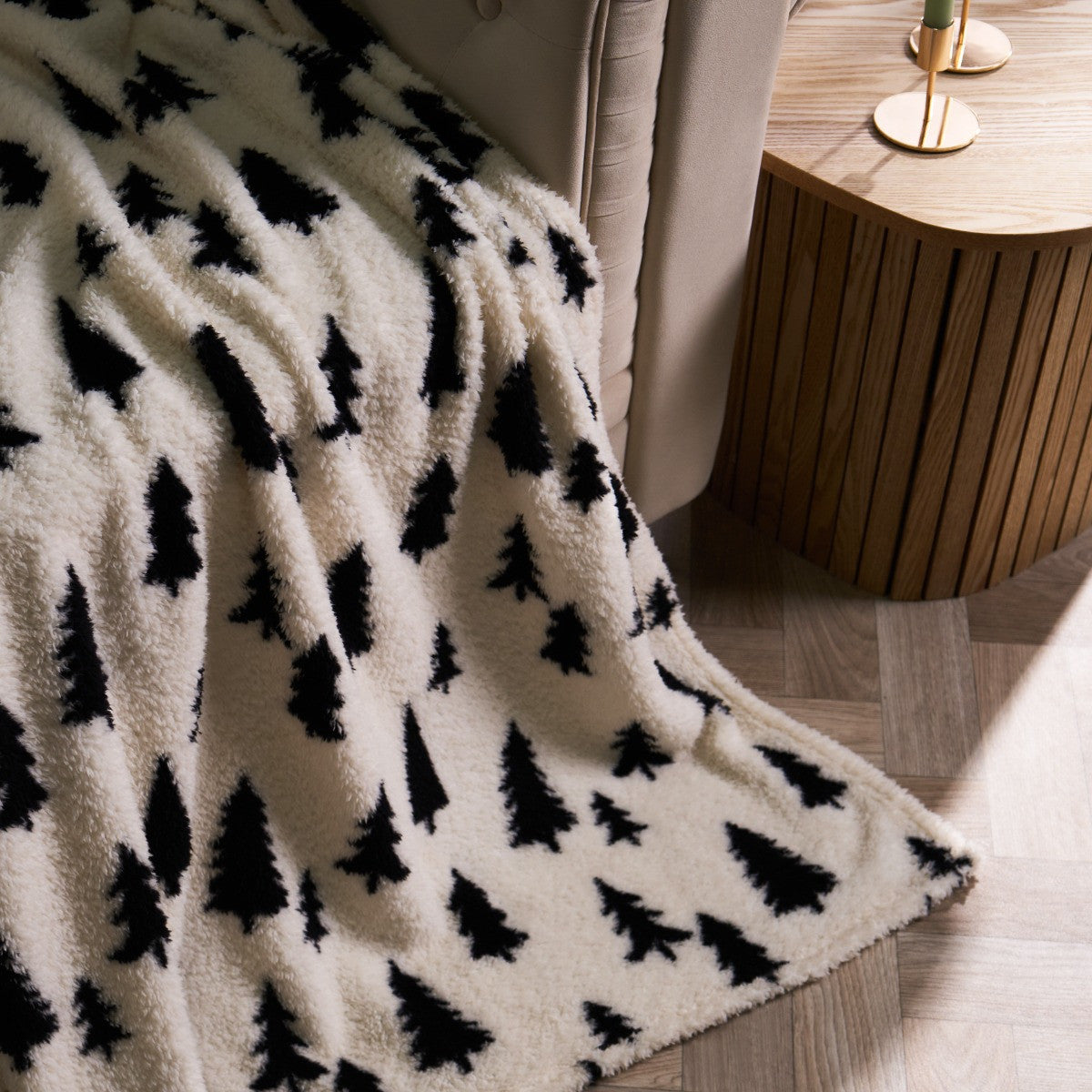 Christmas Tree Print Teddy Throw - Monochrome 🇬🇧