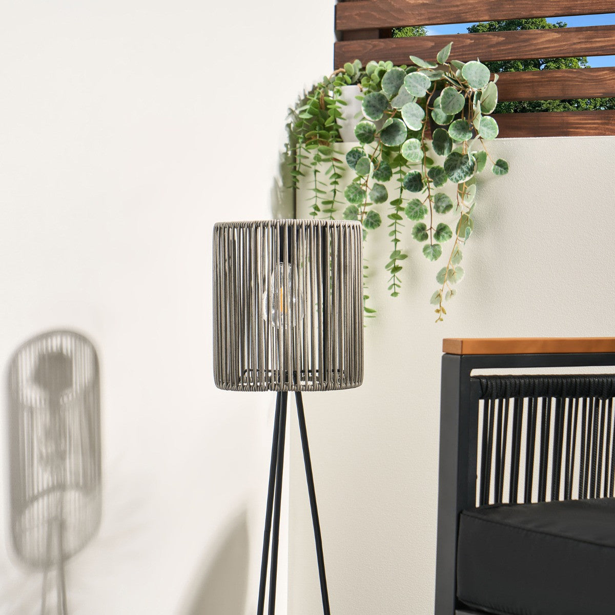 Solar Rattan Floor Lamp 🇬🇧