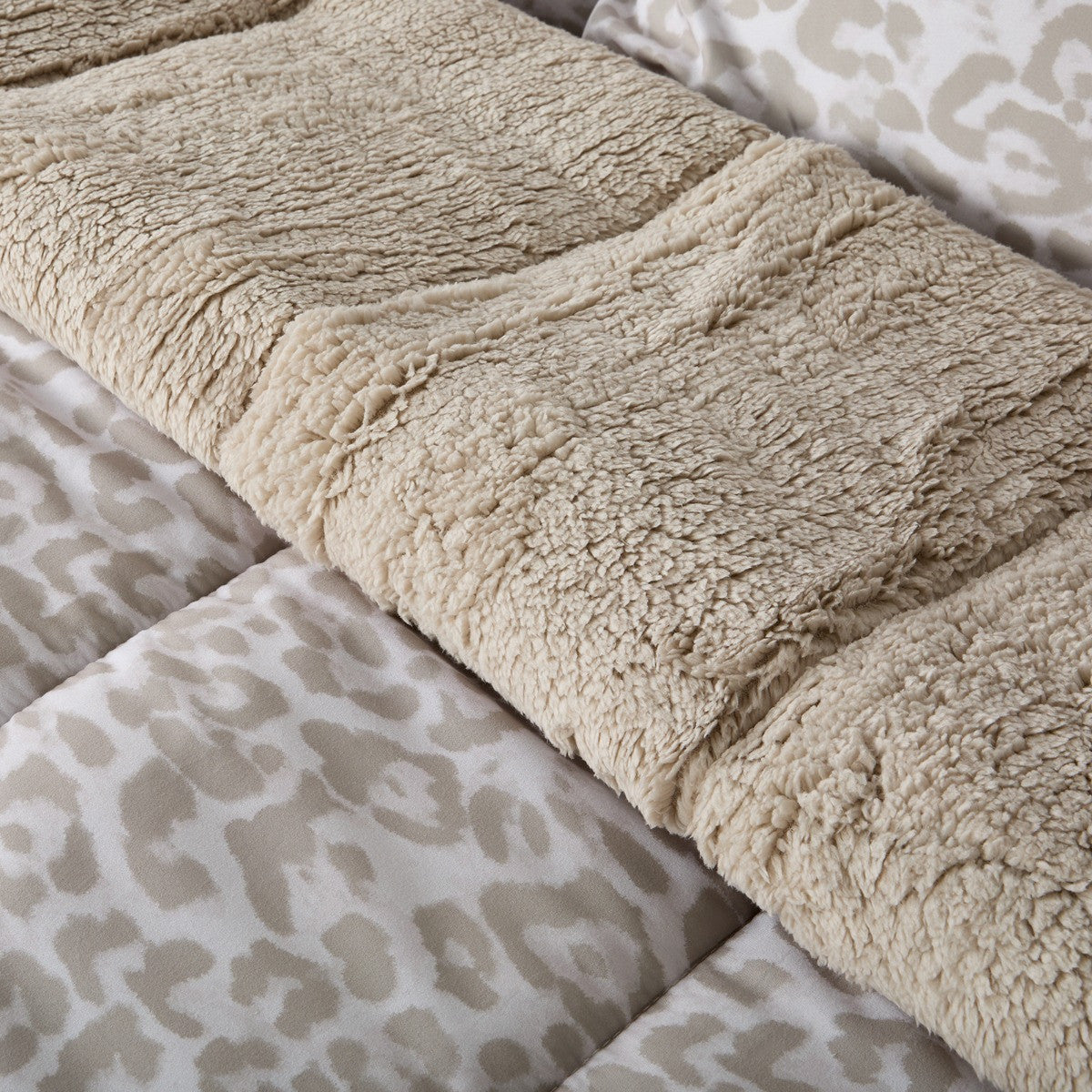 Leopard Print Coverless Sherpa Fleece 10.5 Tog Duvet Set - Stone 🇬🇧