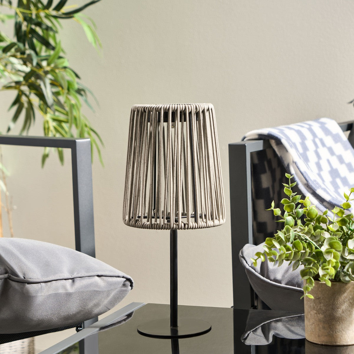 Solar Rattan Table Lamp 🇬🇧