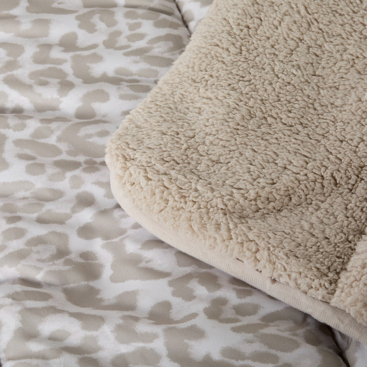 Leopard Print Coverless Sherpa Fleece 10.5 Tog Duvet Set - Stone 🇬🇧