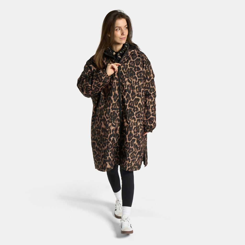 Adults Water Resistant Leopard Print Sherpa Drying Robe - Natural 🇬🇧