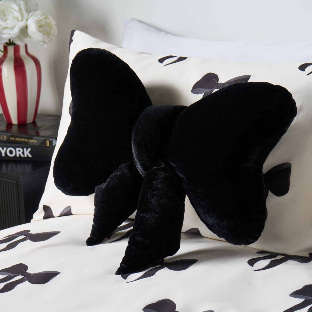 Velvet Bow Shaped Cushion.🇬🇧