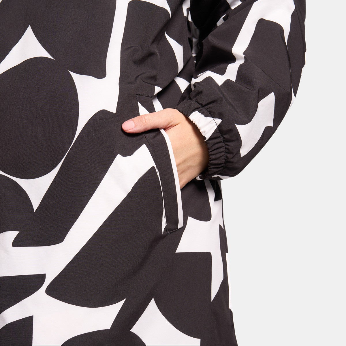 Adults Water Resistant Geometric Print Sherpa Drying Robe - Monochrome 🇬🇧
