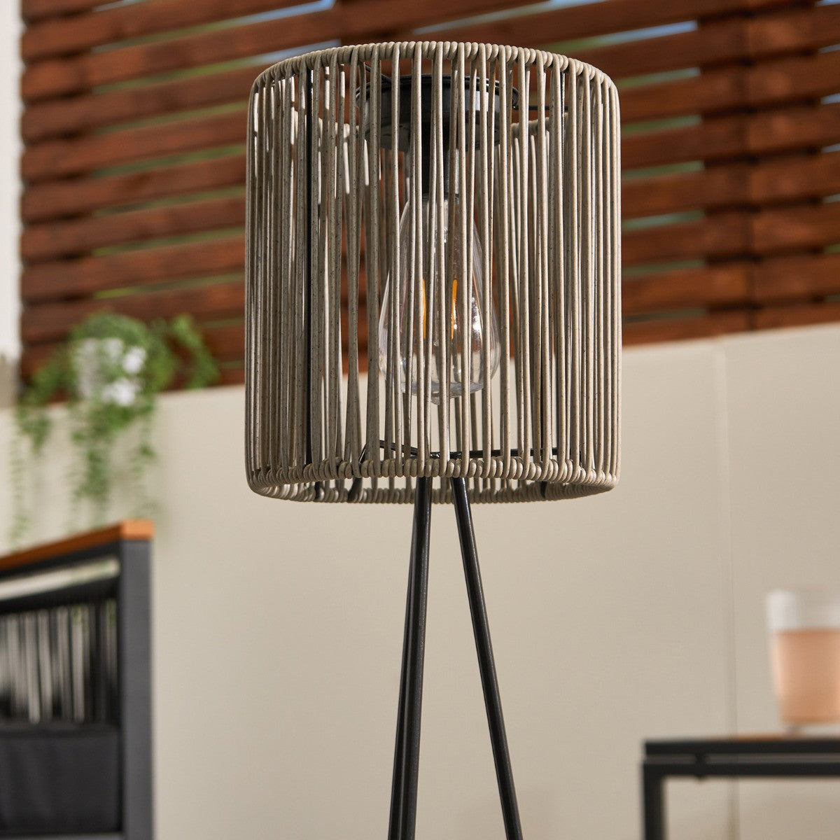 Solar Rattan Floor Lamp 🇬🇧