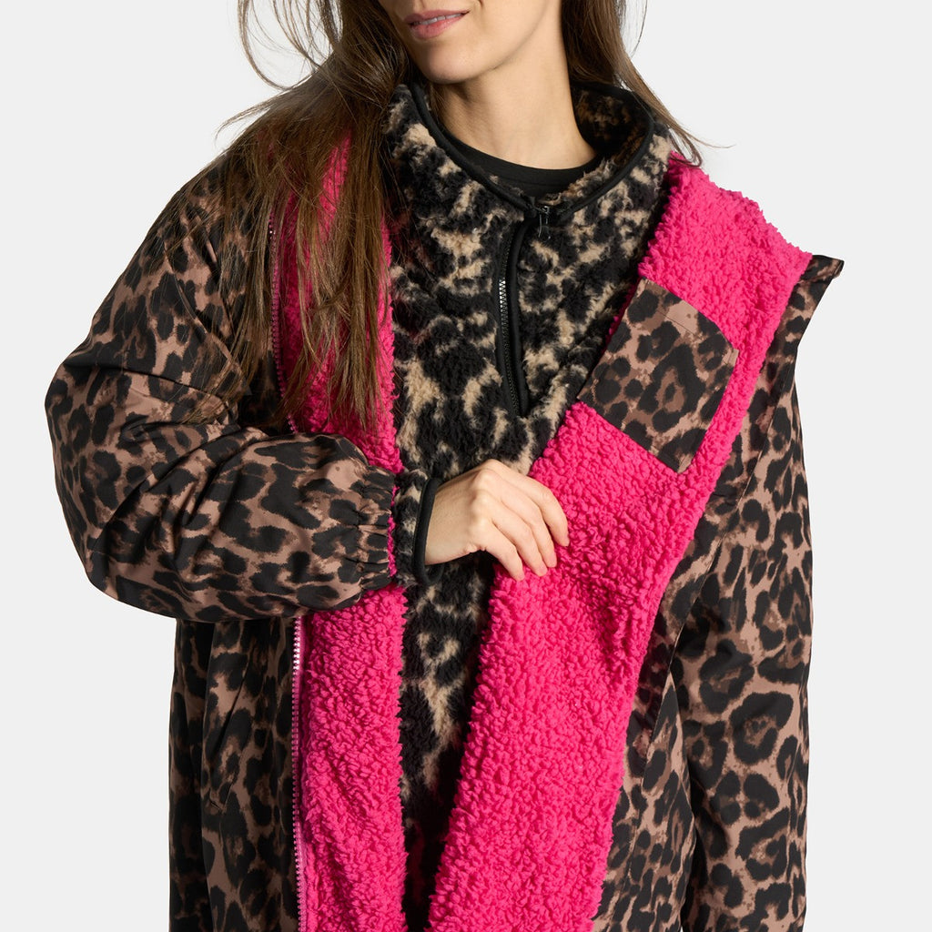Adults Water Resistant Leopard Print Sherpa Drying Robe - Natural/Pink 🇬🇧
